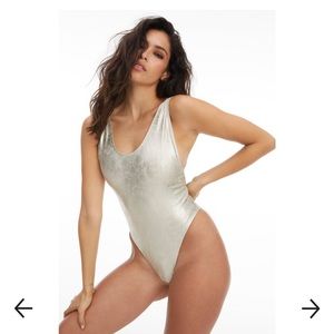 GOOD AMERICAN METALLIC LAYOUT SWIMSUIT ONE PIECE SILVER